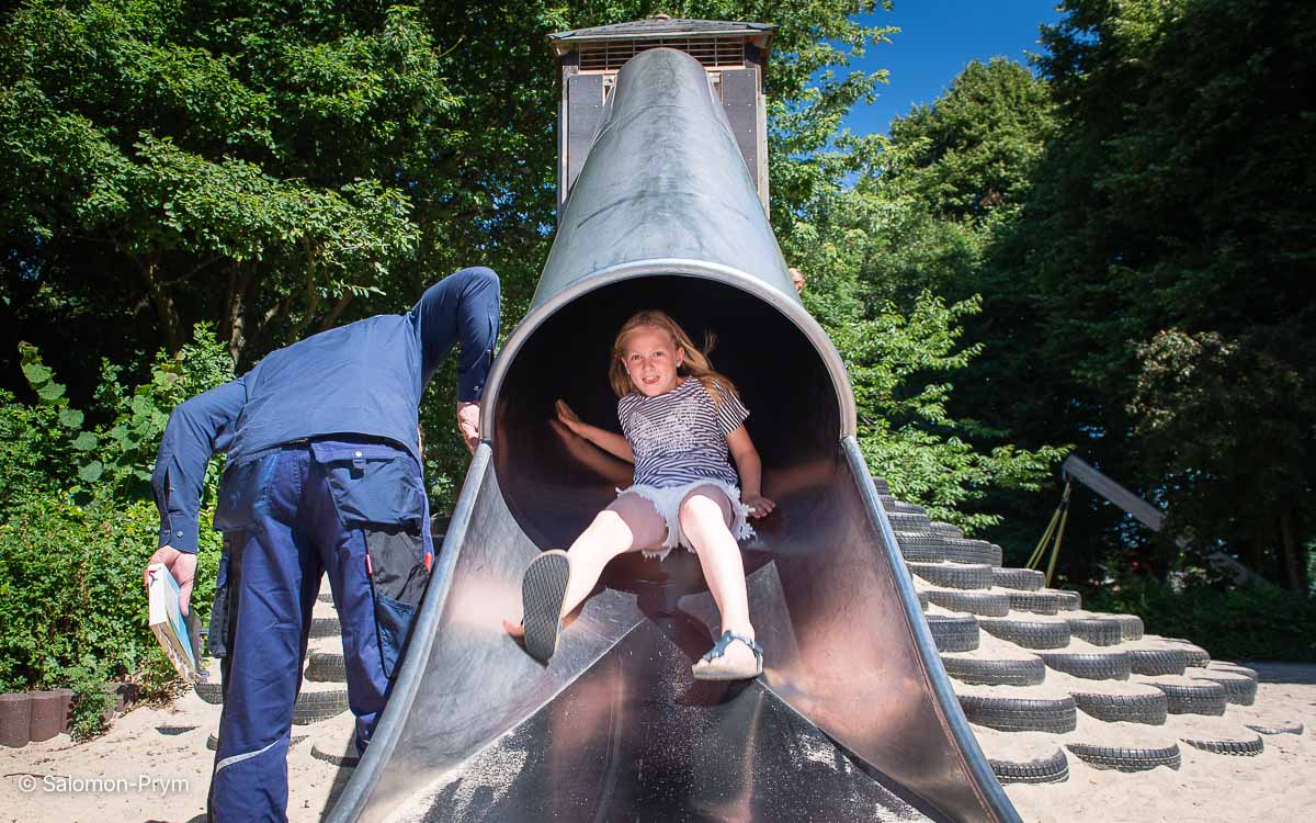 EUROPA, DEUTSCHLAND, HAMBURG, 20.07.2016: Die Spielplatz-Macher, ein Unternehmen, das sich auf Spielplatzbau und Wartung spezialisiert hat. – Andreas Salomon-Prym (prohibited for AI/ML training) – Arbeit, Arbeitskleidung, business, children, craft, craftsmen, DEUTSCHLAND, Fallschutz, germany, Hamburg, Handwerk, Handwerker, kids, Kinder, Pinneberger Straße, play, playground, REPAIR, SALOMON-PRYM, Service, Spielplatz-Macher, Spielplatzmontage, Spielplatzplanung, Spielplatzwartung, Spielsandservice, Team, trade, work, working