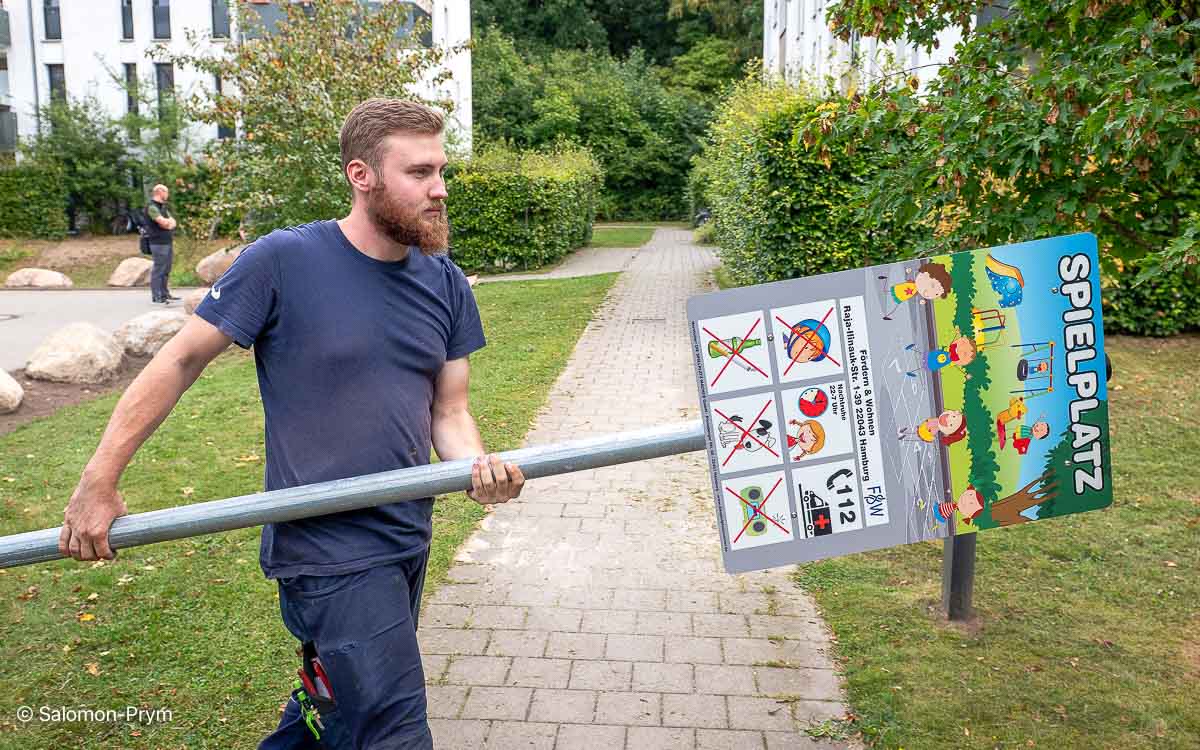 Europa, Deutschland, Hamburg, 03.09.2025: Die Spielplatzmacher bei der Reparatur von Spielplätzen in der  Raja-Ilinauk-Straße in Hamburg © A. Salomon-Prym (Prohibited for AI/ML training) 03.09.2025, Andreas Salomon-Prym, Arbeit, DEU, Deutschland, Hamburg, Handwerk, Montage, Raja-Ilinauk-Straße, Reparatur, Spielgeräte, Spielplatzbau, Spielplatzmacher