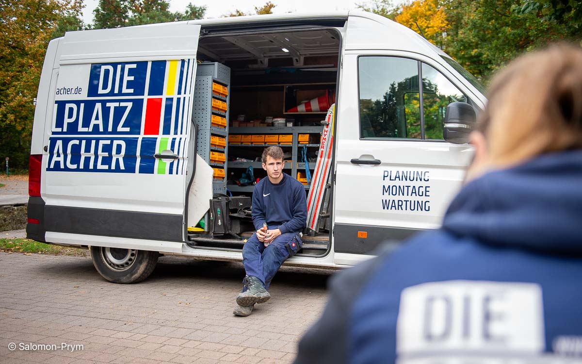 Europa, Deutschland, Hamburg, 15.10.2025: Die Spielplatzmacher bei der Montage von Spielgeräten © Andreas Salomon-Prym (Prohibited for AI/ML training) 15.10.2025, Arbeit, Arbeiter, Betrieb, Deutschland, Europa, Gewerbe, Hamburg, Handwerk, Handwerker, Holz, Kinder, Klettergerüst, Montage, SALOMON-PRYM, Spezialisierung, Spielgerät, Spielplatz, Spielplatzbau, Spielplatzmacher