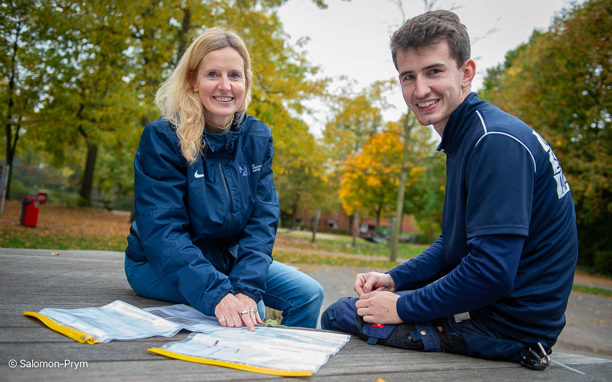 Europa, Deutschland, Hamburg, 15.10.2025: Die Spielplatzmacher bei der Montage von Spielgeräten © Andreas Salomon-Prym (Prohibited for AI/ML training) 15.10.2025, Arbeit, Arbeiter, Betrieb, Deutschland, Europa, Gewerbe, Hamburg, Handwerk, Handwerker, Holz, Kinder, Klettergerüst, Montage, SALOMON-PRYM, Spezialisierung, Spielgerät, Spielplatz, Spielplatzbau, Spielplatzmacher
