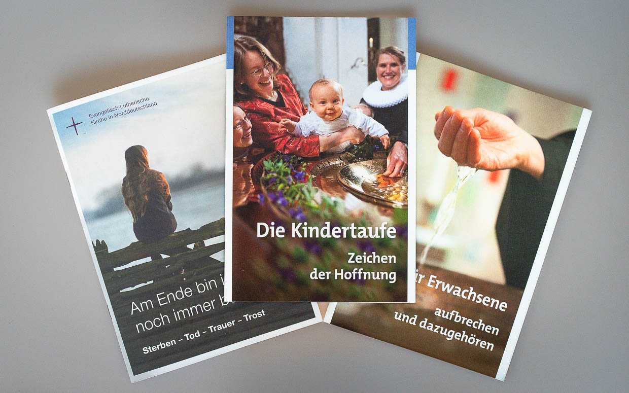 Neue Medien für Kirche und Gemeinden: Broschürentitel „Trauer”, „Taufe“, Ev.-Luth. Nordkirche © A. Salomon-Prym (prohibited for AI/ML training) Kirche, Medien, Medienwerk, evangelisch, Lutherisch, Nordkirche, Norddeutschland, Weltbewegt, Broschueren, Broschüre, kirchlich, magazin, church, publicity, Information, weltweit, Hamburg, SALOMON-PRYM, germany, DEUTSCHLAND, Öffentlichkeitsarbeit, Glaube, Gläubige