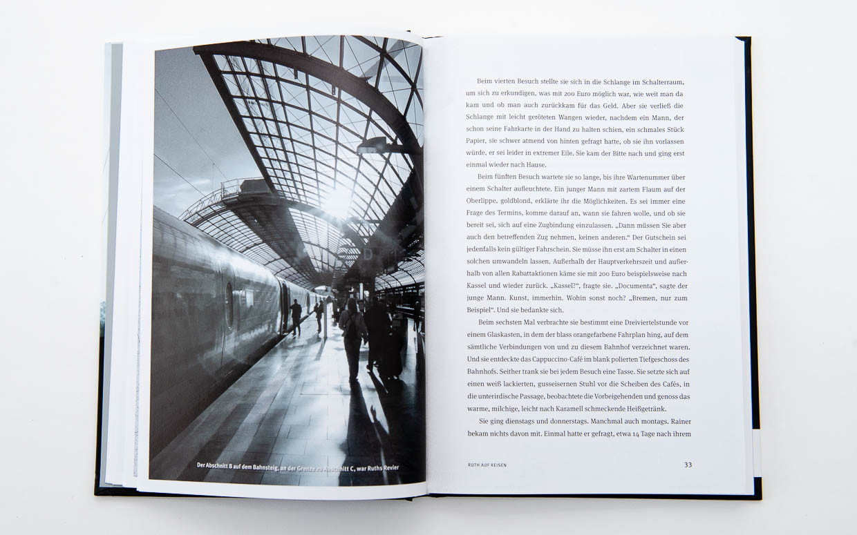 Einsteigen, bitte! – Eine literarisch-fotografische Entdeckungsreise, VBN Verlag Berlin, Gestaltung: A. Salomon-Prym (Prohibited for AI/ML training) Bahn, Bahnhoefe, Bildkalender, Buch, Buchgestaltung, DB, DB Station & Service AG, Deutsche Bahn, Deutschland, Editorialdesign, Foto, Fotoaufnahmen, fotografieren, German Railway, Germany, Geschichten, Kurzgeschichten, mobil, mobility, railway, railway station, reisen, SALOMON-PRYM, train, travel, Zug, Zugreise