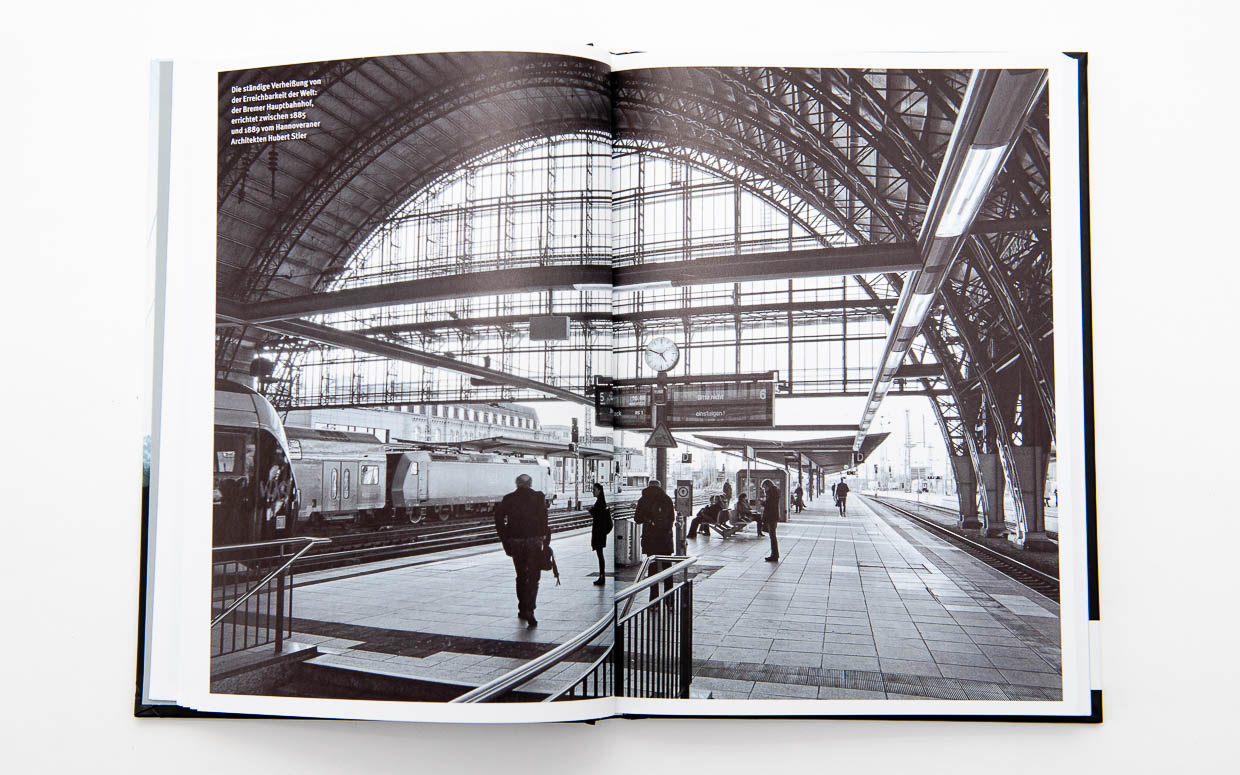 Einsteigen, bitte! – Eine literarisch-fotografische Entdeckungsreise, VBN Verlag Berlin, Gestaltung: A. Salomon-Prym (Prohibited for AI/ML training) Bahn, Bahnhoefe, Bildkalender, Buch, Buchgestaltung, DB, DB Station & Service AG, Deutsche Bahn, Deutschland, Editorialdesign, Foto, Fotoaufnahmen, fotografieren, German Railway, Germany, Geschichten, Kurzgeschichten, mobil, mobility, railway, railway station, reisen, SALOMON-PRYM, train, travel, Zug, Zugreise
