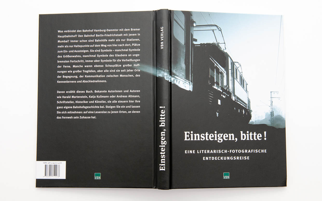 Einsteigen, bitte! – Eine literarisch-fotografische Entdeckungsreise, VBN Verlag Berlin, Gestaltung: A. Salomon-Prym (Prohibited for AI/ML training) Bahn, Bahnhoefe, Bildkalender, Buch, Buchgestaltung, DB, DB Station & Service AG, Deutsche Bahn, Deutschland, Editorialdesign, Foto, Fotoaufnahmen, fotografieren, German Railway, Germany, Geschichten, Kurzgeschichten, mobil, mobility, railway, railway station, reisen, SALOMON-PRYM, train, travel, Zug, Zugreise