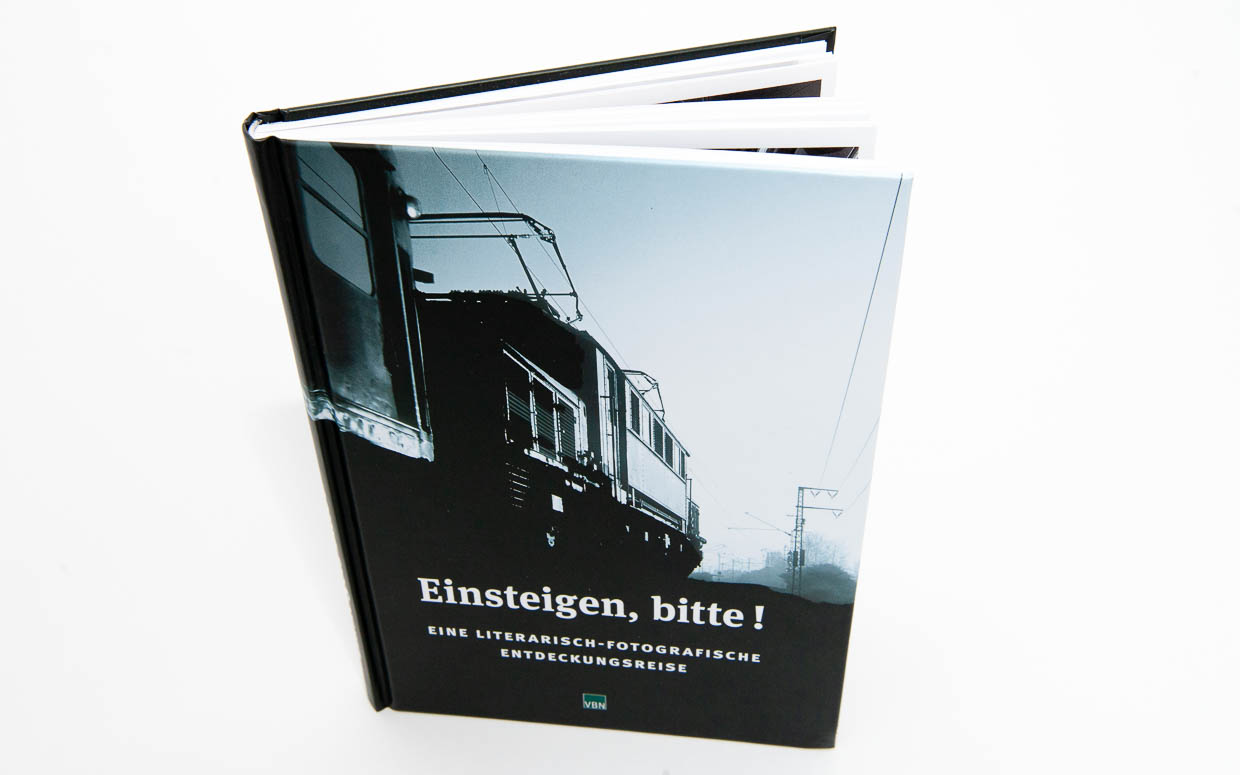 Einsteigen, bitte! – Eine literarisch-fotografische Entdeckungsreise, VBN Verlag Berlin, Gestaltung: A. Salomon-Prym (Prohibited for AI/ML training) Bahn, Bahnhoefe, Bildkalender, Buch, Buchgestaltung, DB, DB Station & Service AG, Deutsche Bahn, Deutschland, Editorialdesign, Foto, Fotoaufnahmen, fotografieren, German Railway, Germany, Geschichten, Kurzgeschichten, mobil, mobility, railway, railway station, reisen, SALOMON-PRYM, train, travel, Zug, Zugreise