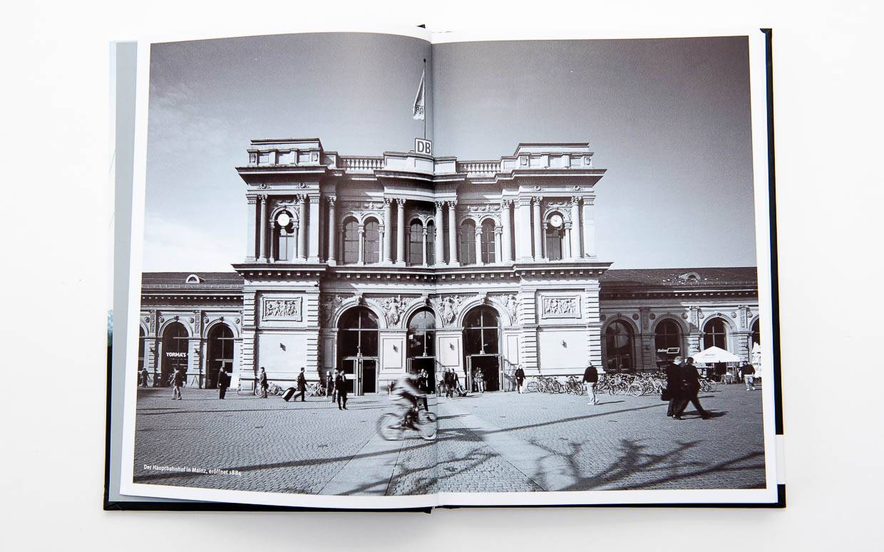 Einsteigen, bitte! – Eine literarisch-fotografische Entdeckungsreise, VBN Verlag Berlin, Gestaltung: A. Salomon-Prym (Prohibited for AI/ML training) Bahn, Bahnhoefe, Bildkalender, Buch, Buchgestaltung, DB, DB Station & Service AG, Deutsche Bahn, Deutschland, Editorialdesign, Foto, Fotoaufnahmen, fotografieren, German Railway, Germany, Geschichten, Kurzgeschichten, mobil, mobility, railway, railway station, reisen, SALOMON-PRYM, train, travel, Zug, Zugreise